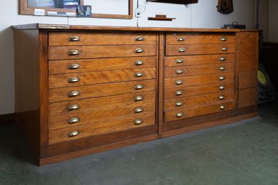 Foto Tavolo grande con 16 cassetti IGB-007230_20250416_005.jpg